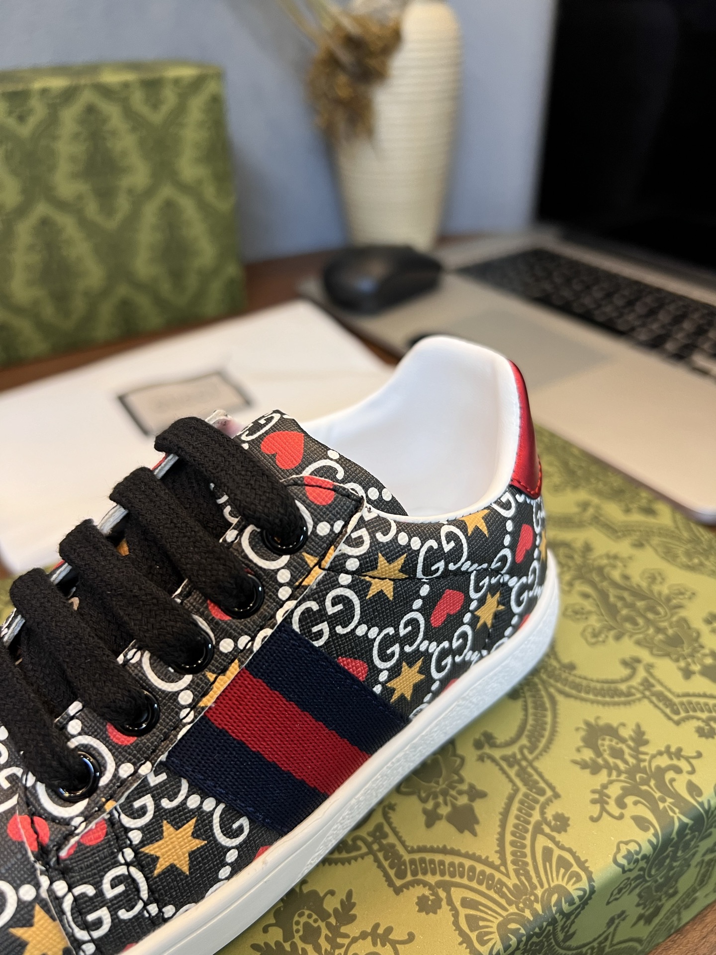 Children's shoes child